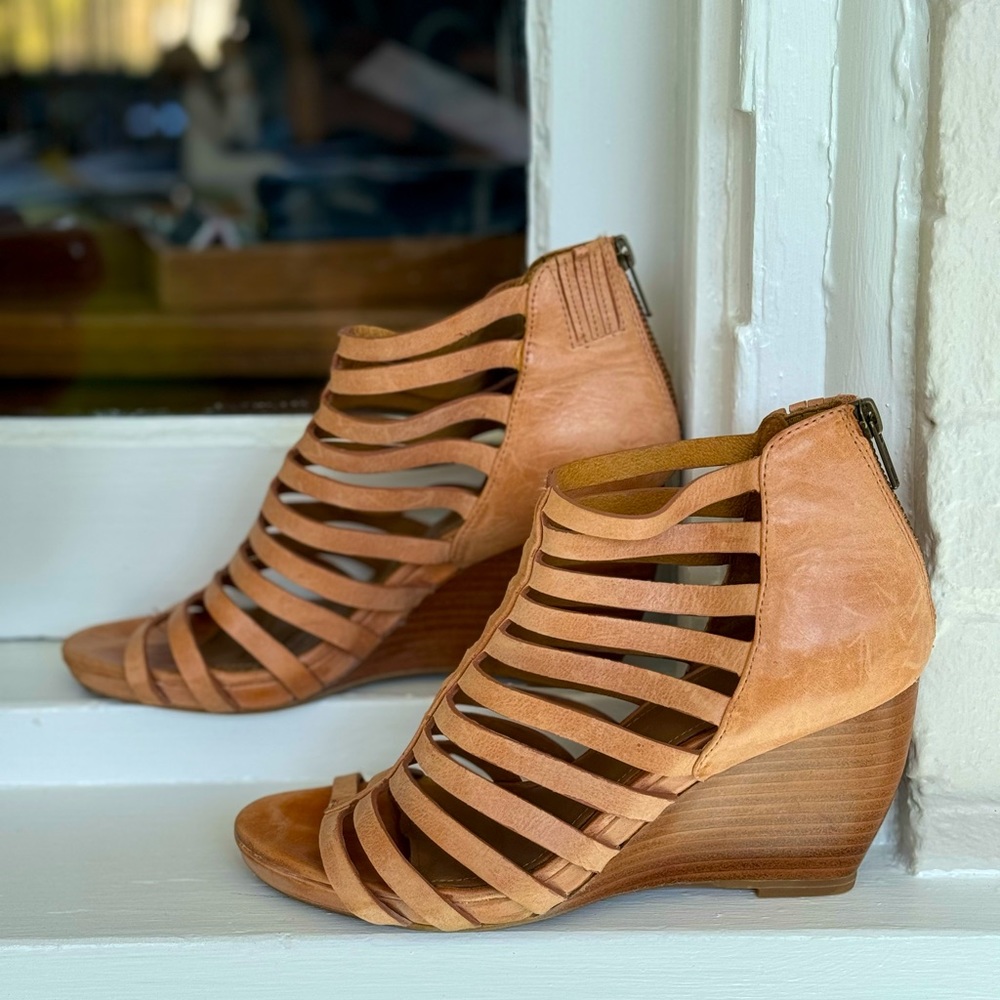 Johnston&Murphy cutout wedge bootie/sandal, size 7.5, natural leather in tan